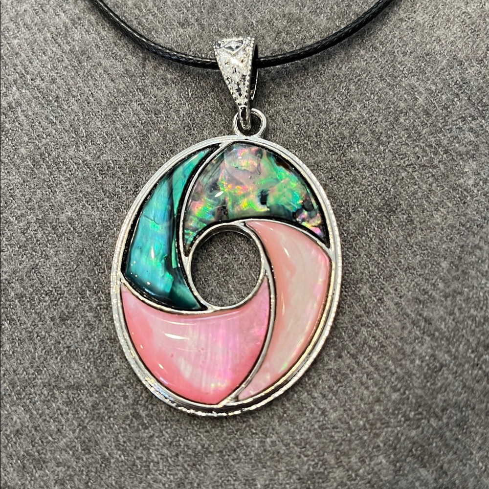 🌻3/$15 Silvertone Inlaid Shell Pendant with Shell Earring Set - Picture 3 of 7